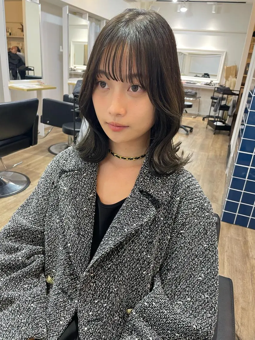 ミディアム カラー アッシュ 黒髪 ブリーチ ブルーカラー ブルーブラック オリーブカラー 特化　　kaiのヘアスタイル