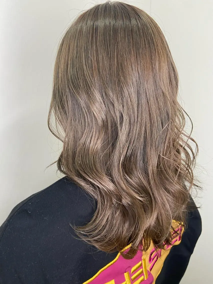 セミロング カラー ブリーチ 透明感カラー 吉村 夏椰のヘアスタイル