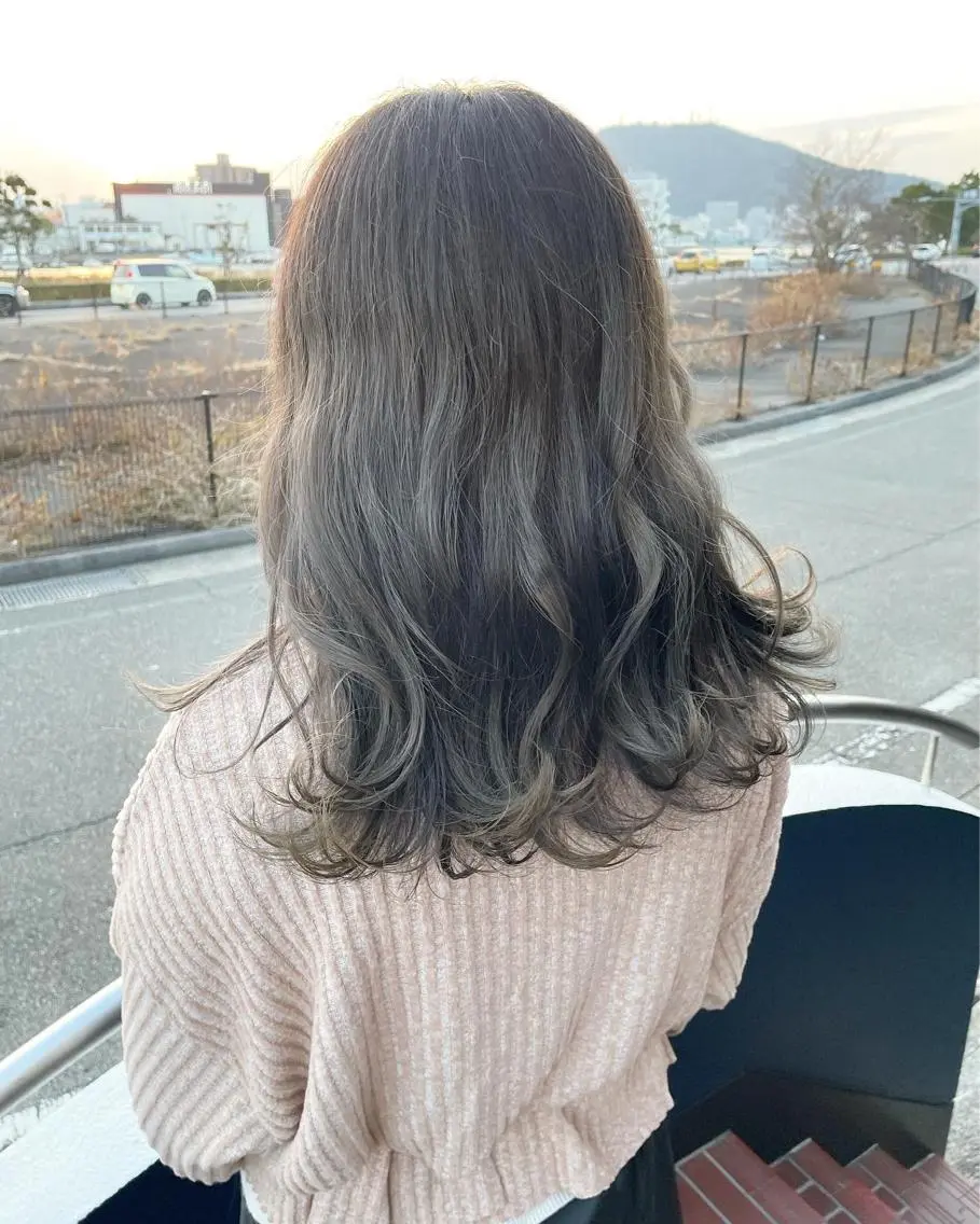 セミロング カラー ブリーチ グラデーションカラー グレージュ アイスグレージュ 大嶋 宏隆のヘアスタイル