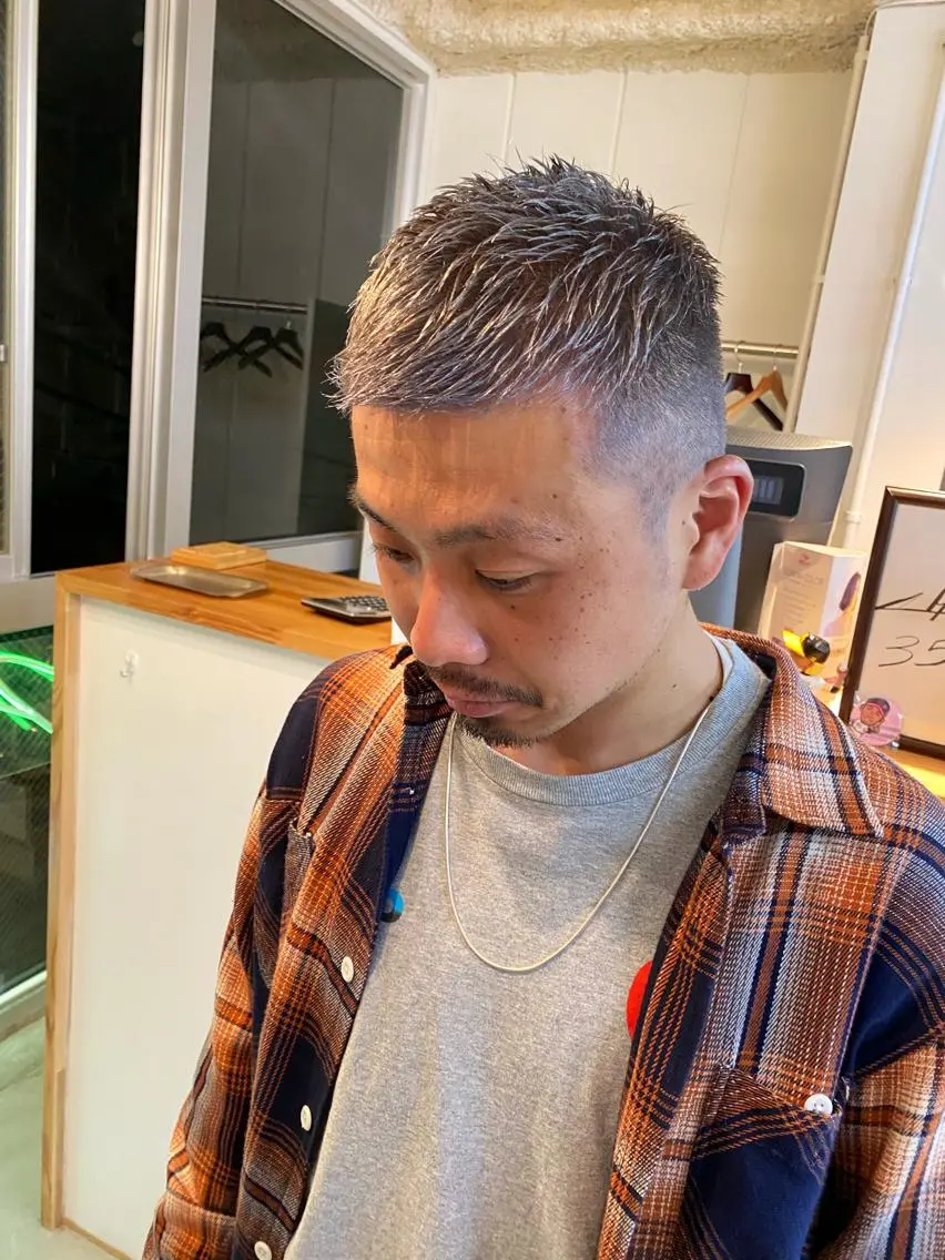 カラー パーマ メンズ メンズブリーチ ブリーチ シルバー カット 八谷 将平のヘアスタイル