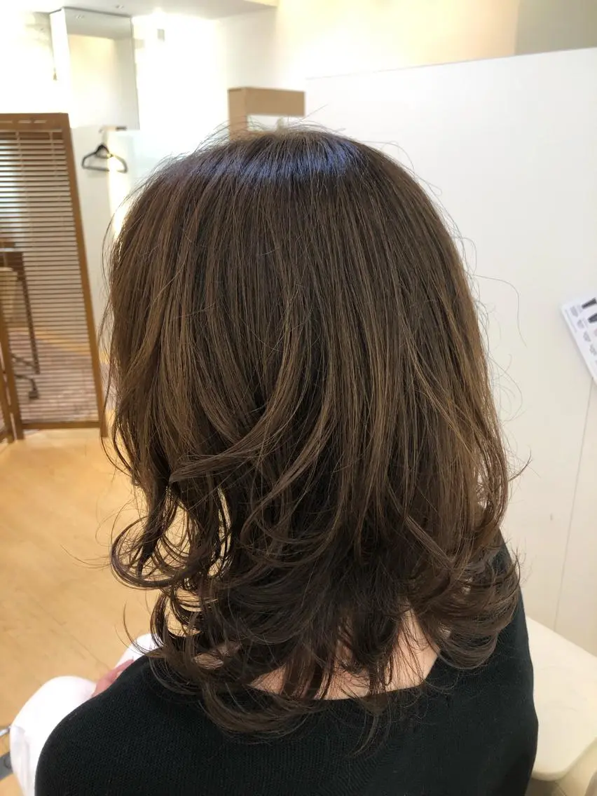 ミディアム レイヤーカット カット ヘアカラー 山岡 徹也のヘアスタイル