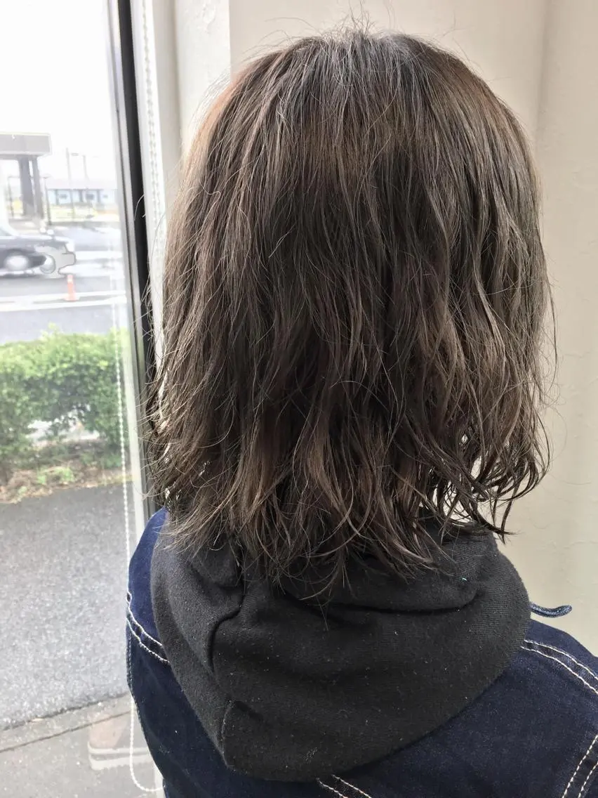ミディアム カラー パーマ ミディアムパーマ グレージュ 川合 勇気のヘアスタイル