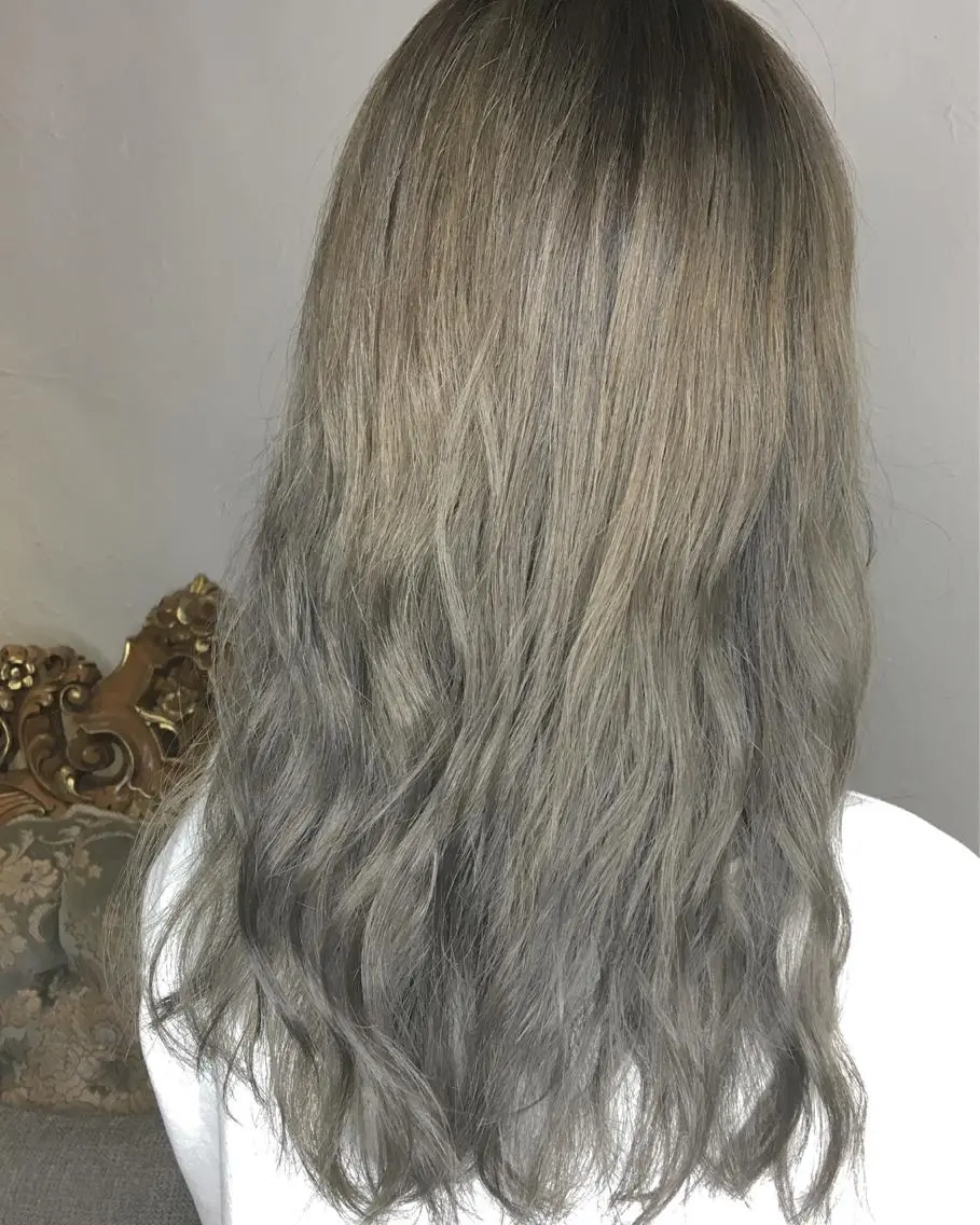 ロング カラー パーマ ヘアアレンジ ベージュカラー シルバー シルバーベージュ エグチ アキラのヘアスタイル