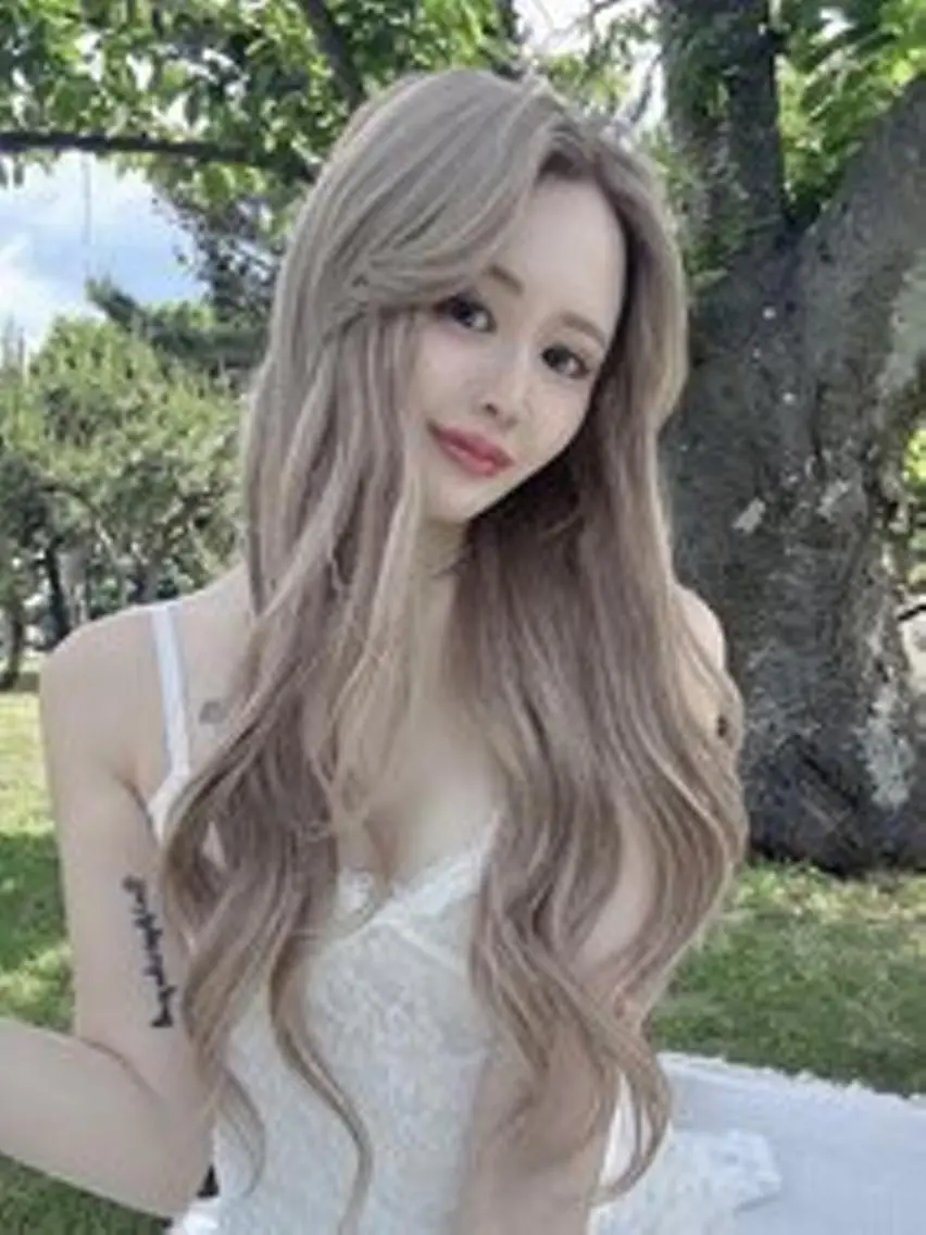 ロング ヘアアレンジ カラー シールエクステ 黒髪 ブリーチ デザインカラー ダブルカラー エクステ¥5000 LuciAカラーのヘアスタイル