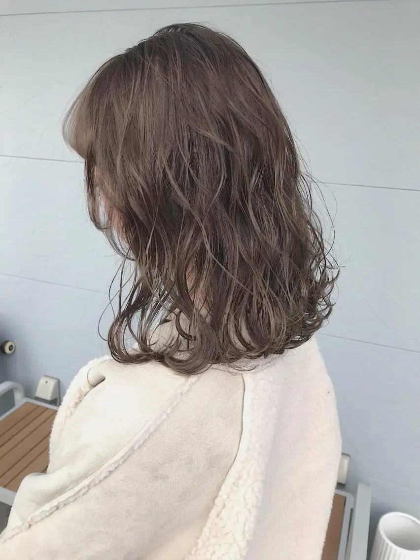 ミディアム カラー グレージュ ヘアカラー lani ブリーチ /ダブルカラーのヘアスタイル