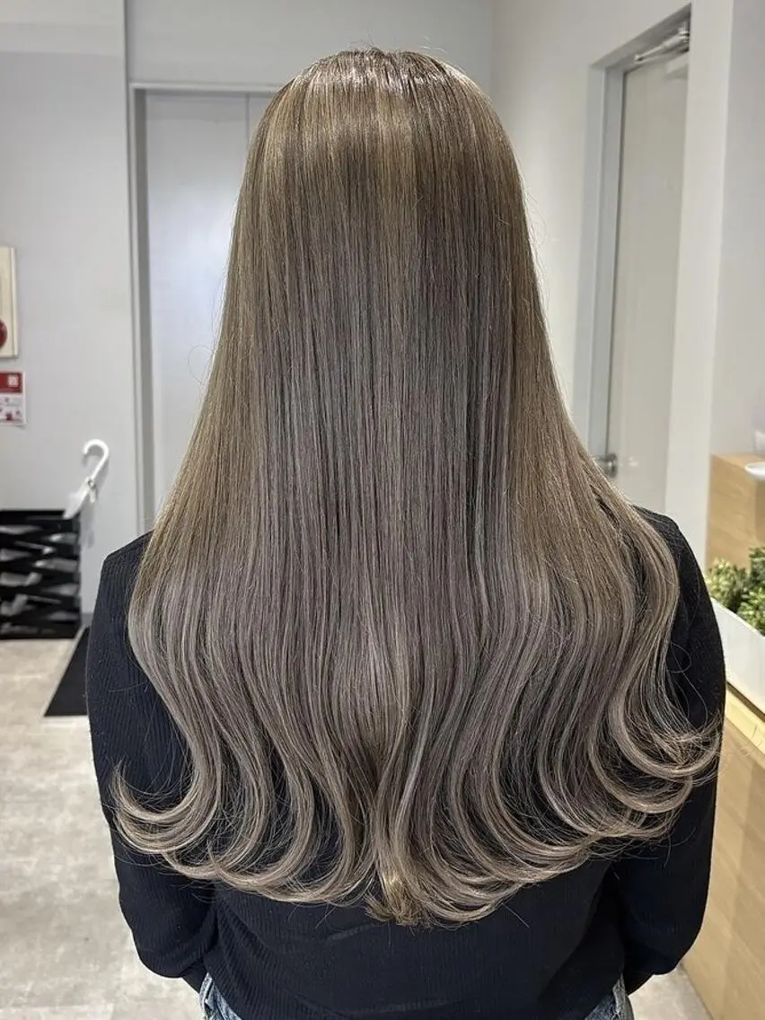 ロング カラー 透明感カラー グレージュ シルバー シルバーグレージュ ロング ili 梅田のヘアスタイル