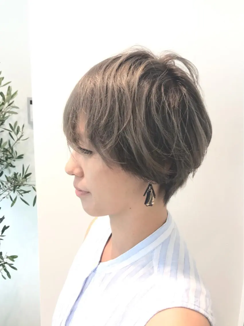 ショート カラー ダブルカラー グレージュ カット ヘアカラー トリートメント ショートヘア💫 ハイトーン西田拓馬のヘアスタイル