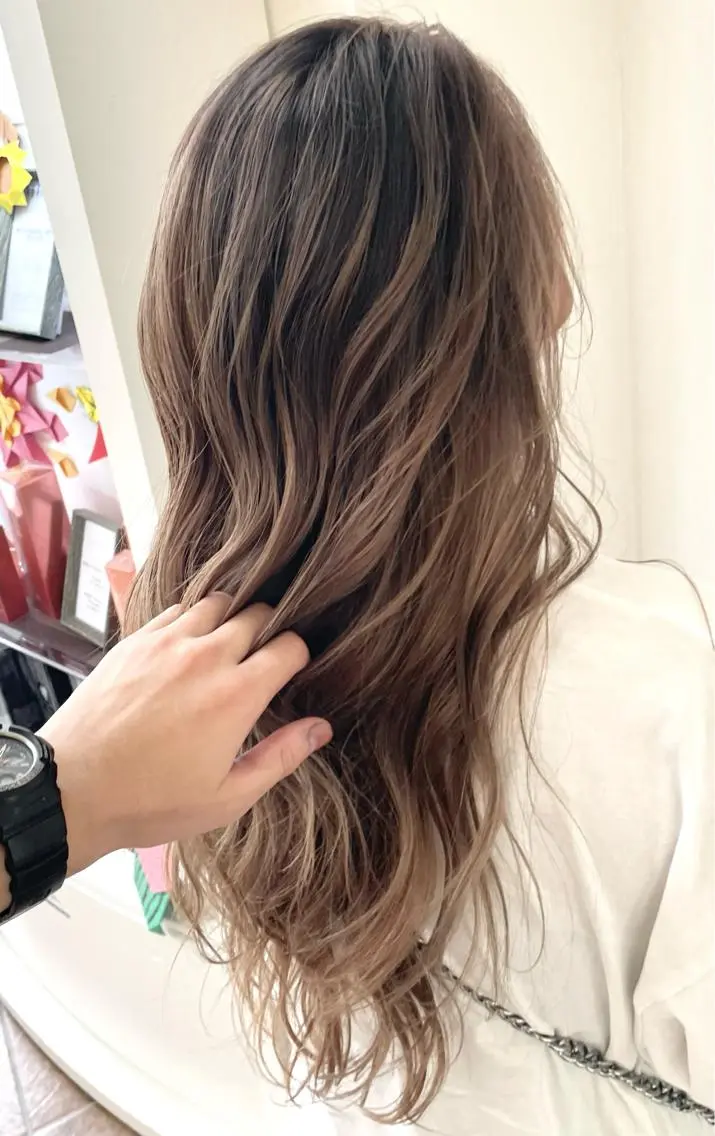 ロング カラー バレイヤージュ レイヤーカット カット ヘアカラー トリートメント ダメージレスブリーチ HIROSHIのヘアスタイル