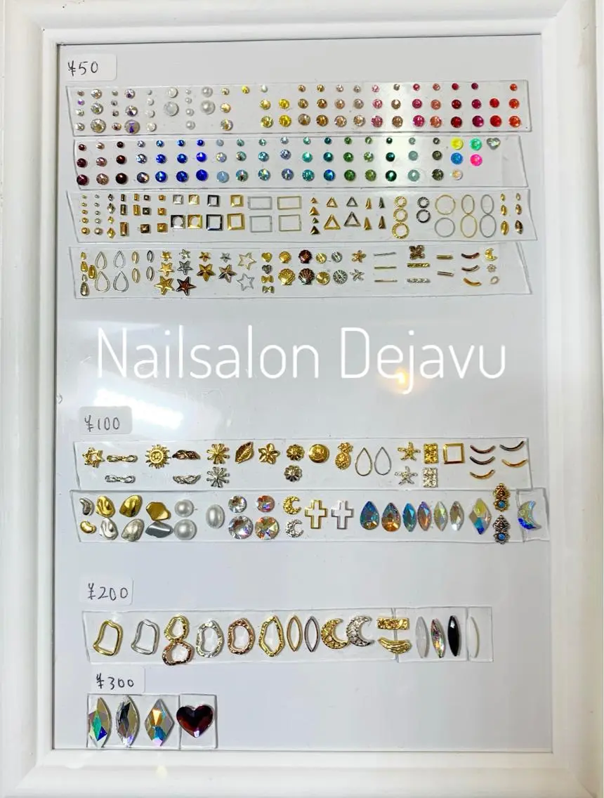 ネイル アートネイル ストーンネイル Nail salon Dejavu 🌿のネイルデザイン