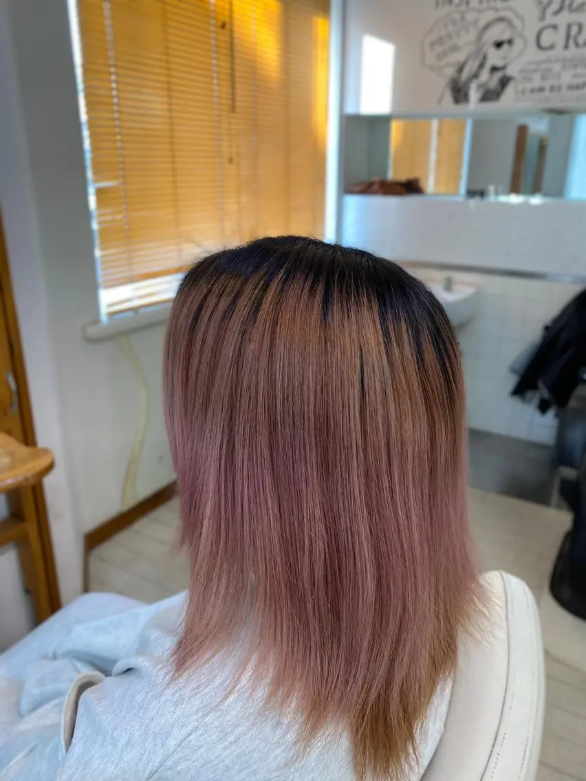 セミロング カラー アディクシーカラー ブリーチ ダブルカラー イヤリングカラー グラデーションカラー CRADLE Takeuchiのヘアスタイル