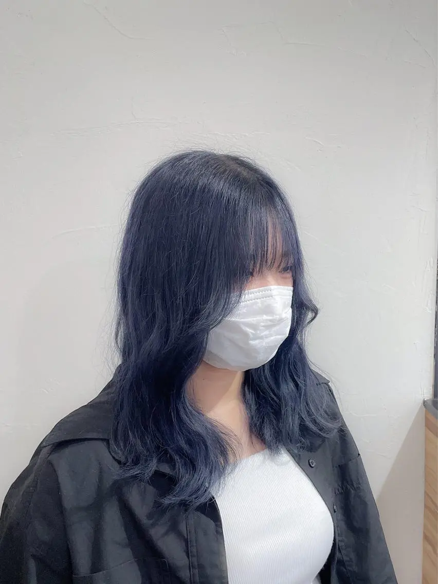 セミロング カラー ブリーチ ネイビーカラー シルバー 韓国風ヘア おくれ毛 ヘアカラー soin by poshのヘアスタイル