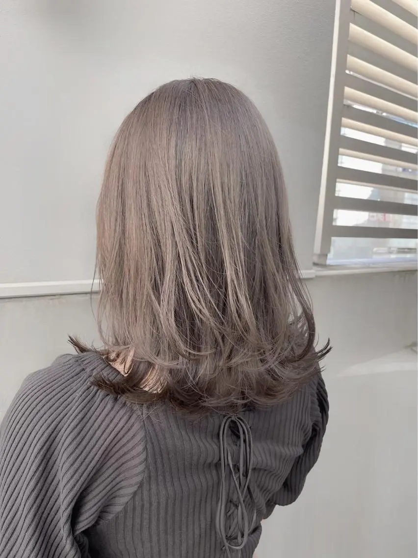 セミロング カラー アッシュ ベージュカラー ブリーチ 中村 彩乃のヘアスタイル