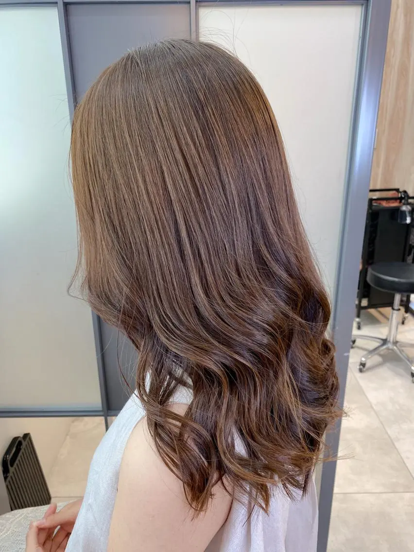セミロング カラー アッシュ ミルクティーアッシュ 【透明感、艶髪】西村 有司のヘアスタイル