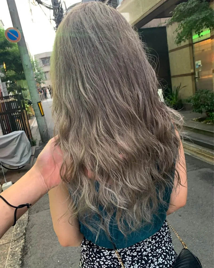 ミディアム カラー レイヤーカット 西村あきやのヘアスタイル