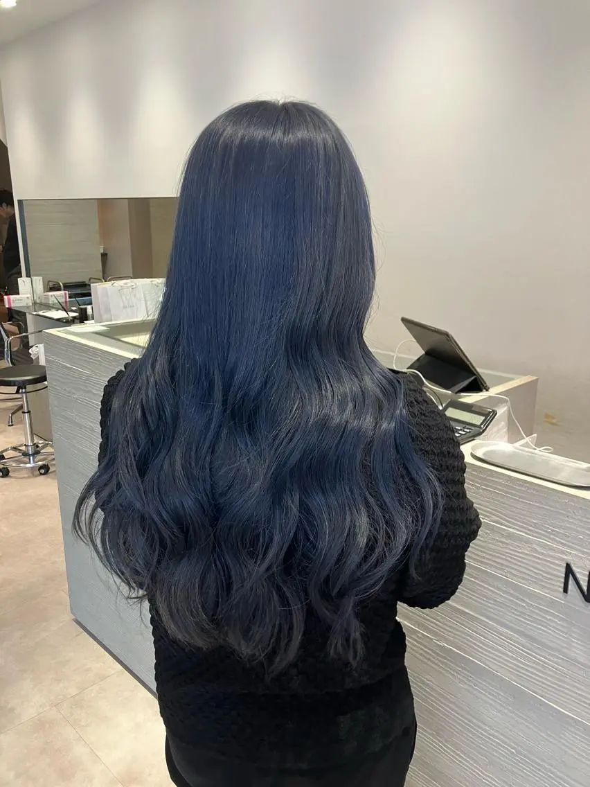 ロング カラー ブルーカラー ネイビーカラー レイヤーカット サキ🤍ハイトーン 🩰くびれ巻きヘアのヘアスタイル