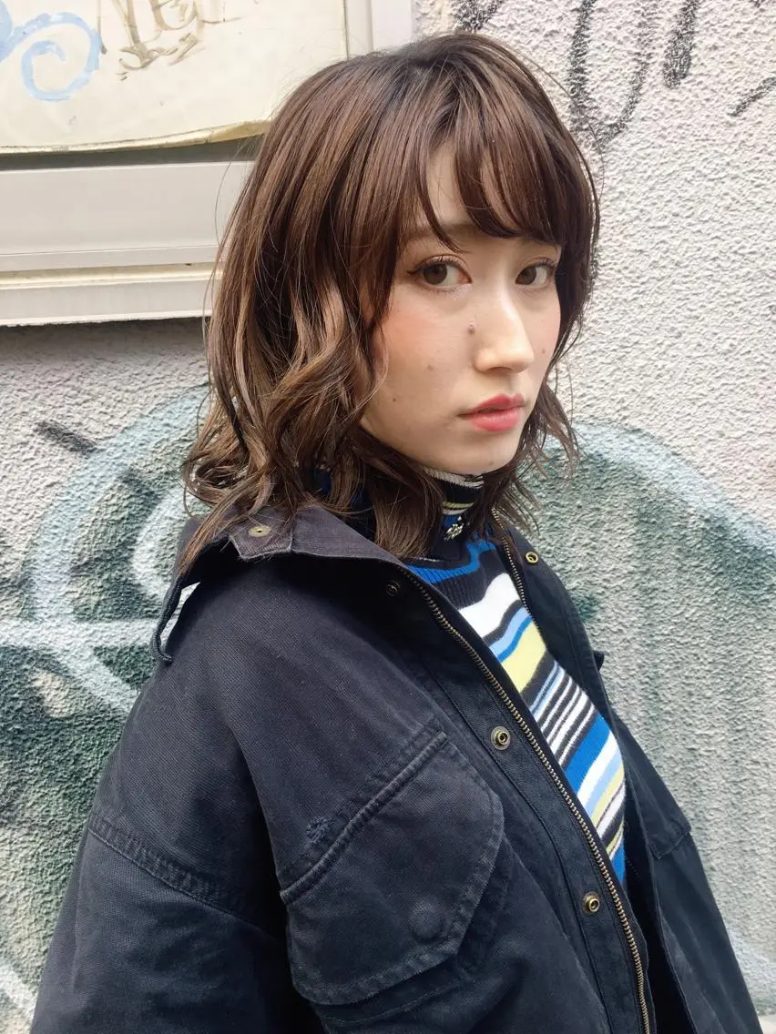 ミディアム カラー ウルフカット／吉村 桃子のヘアスタイル