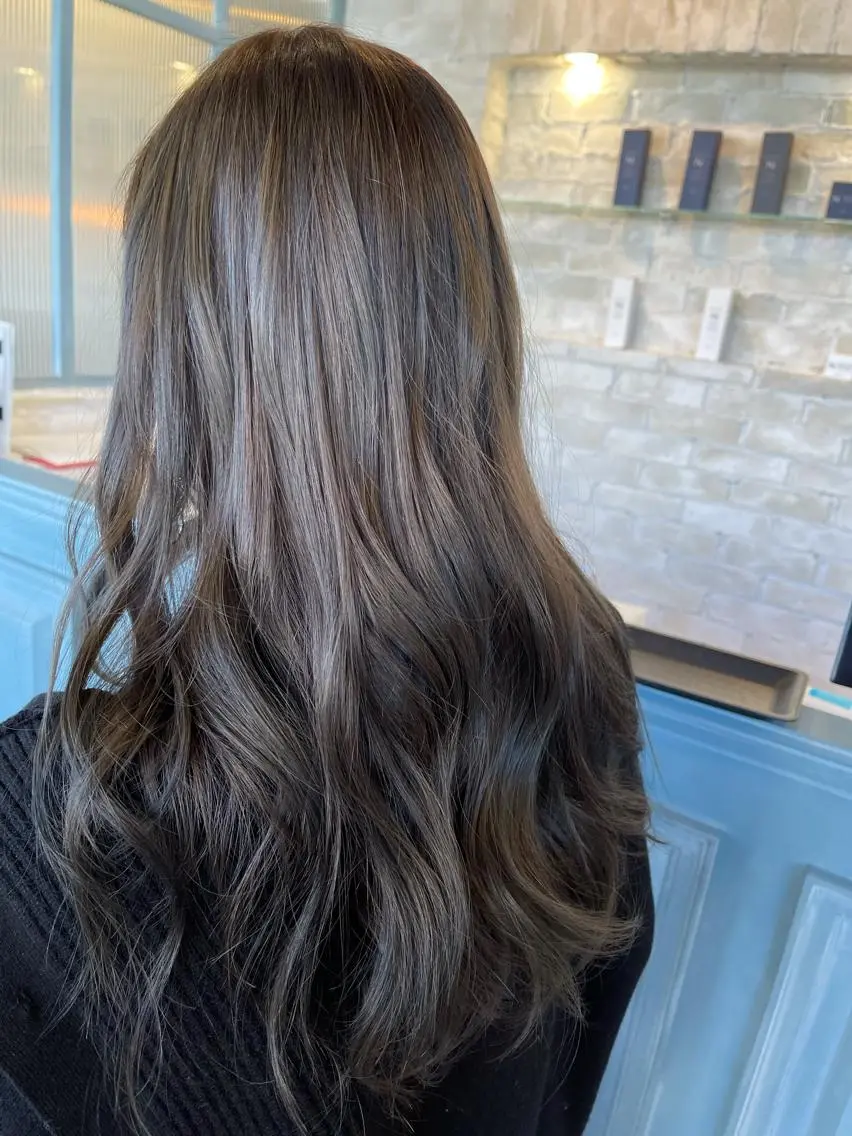 ロング カラー アディクシーカラー アッシュ ブリーチ ブリーチなしカラー カット ヘアカラー トリートメント 猪ノ原 弘子のヘアスタイル