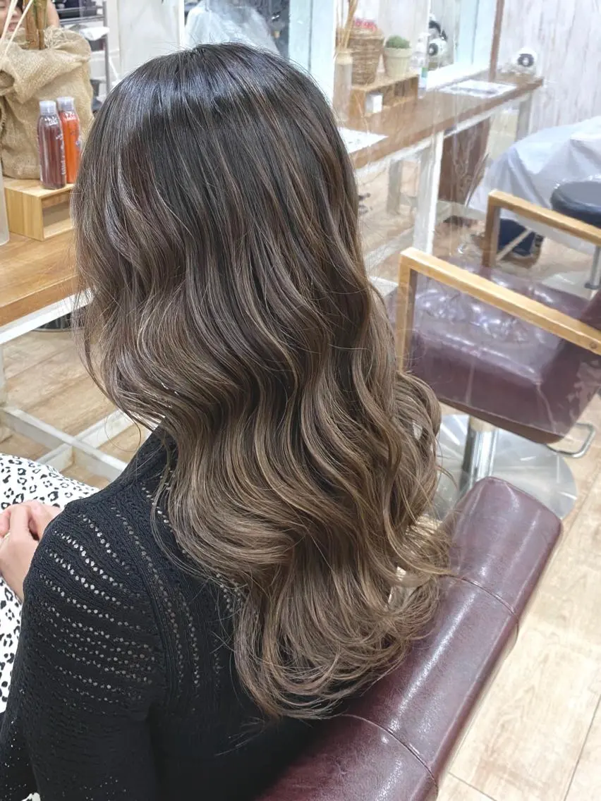 ロング ハイライト ヘアカラー やじま ひろこのヘアスタイル