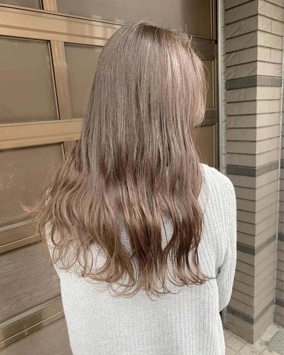 ミディアム カラー ベージュカラー ミルクティーベージュ カット ヘアカラー トリートメント レイヤーカット 西村あきやのヘアスタイル