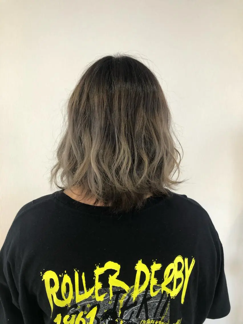 ミディアム カラー グラデーションカラー シルバー 白井 つづりのヘアスタイル