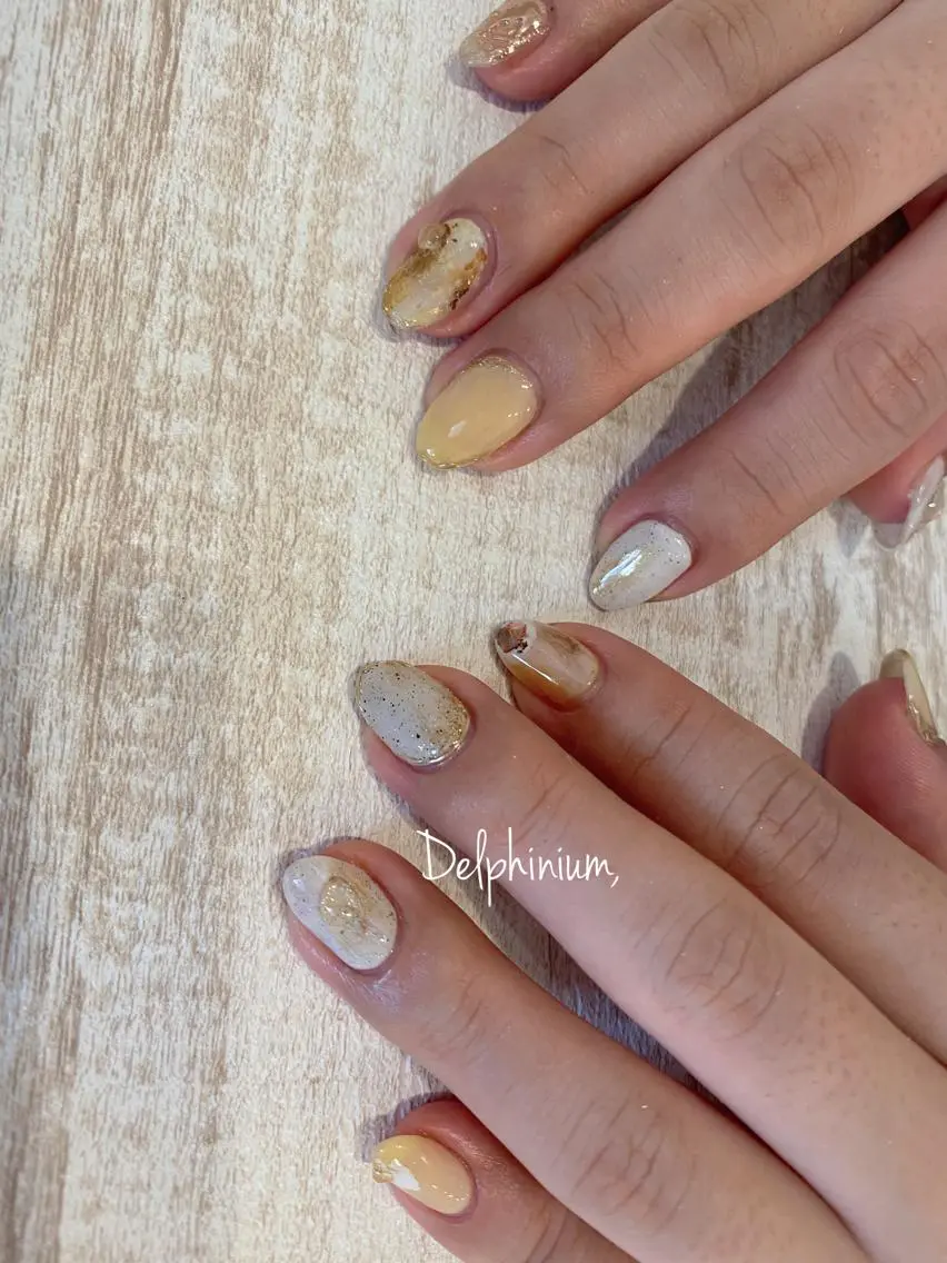 ネイル ニュアンスネイル 黄色 ハンドネイル 岡本 友恵のネイルデザイン