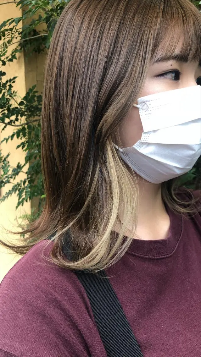 セミロング カラー ブリーチ イヤリングカラー 川元 汐音のヘアスタイル