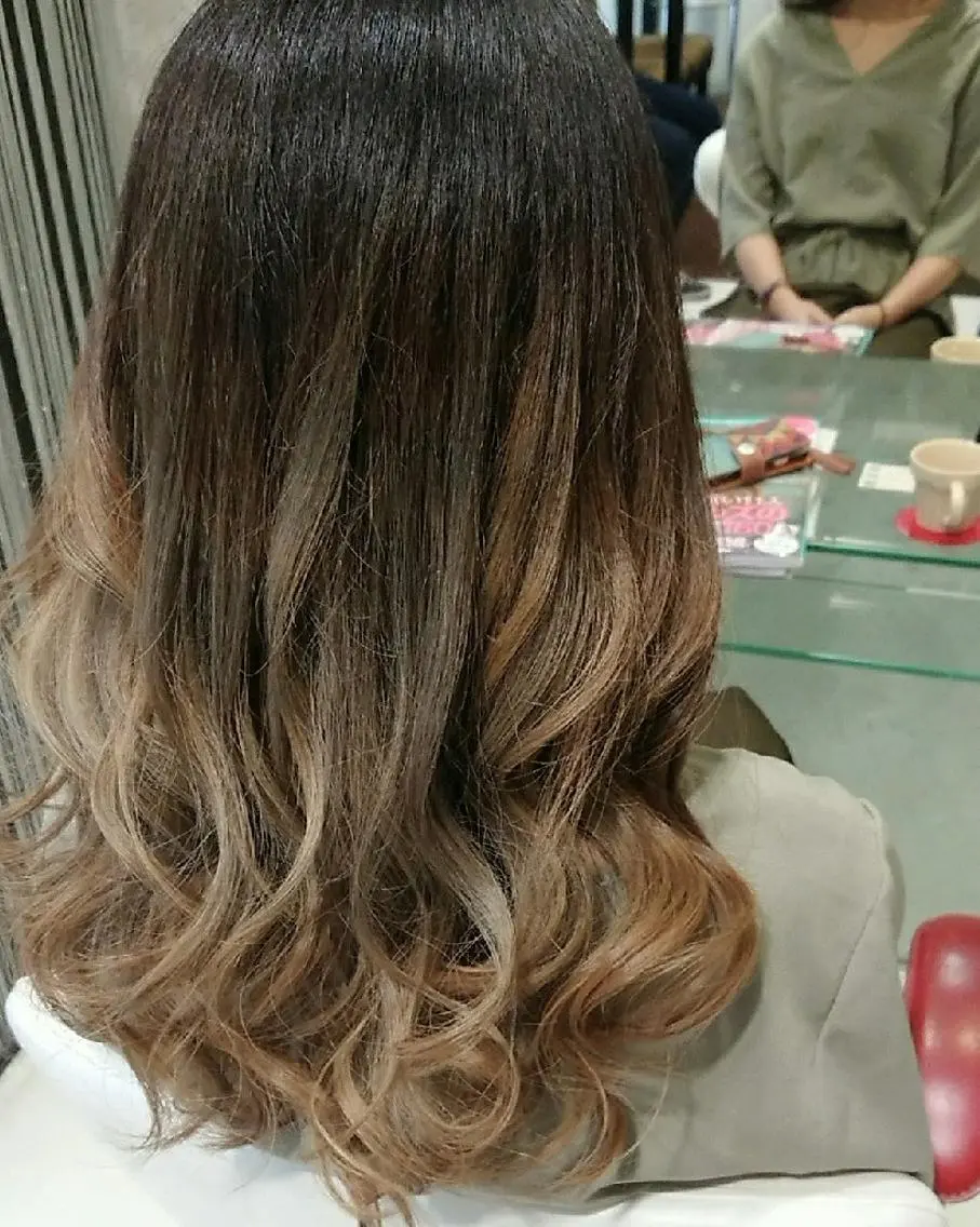 セミロング カラー ヘアアレンジ アッシュ ベージュカラー ブリーチ グラデーションカラー 秋山 幸太のヘアスタイル