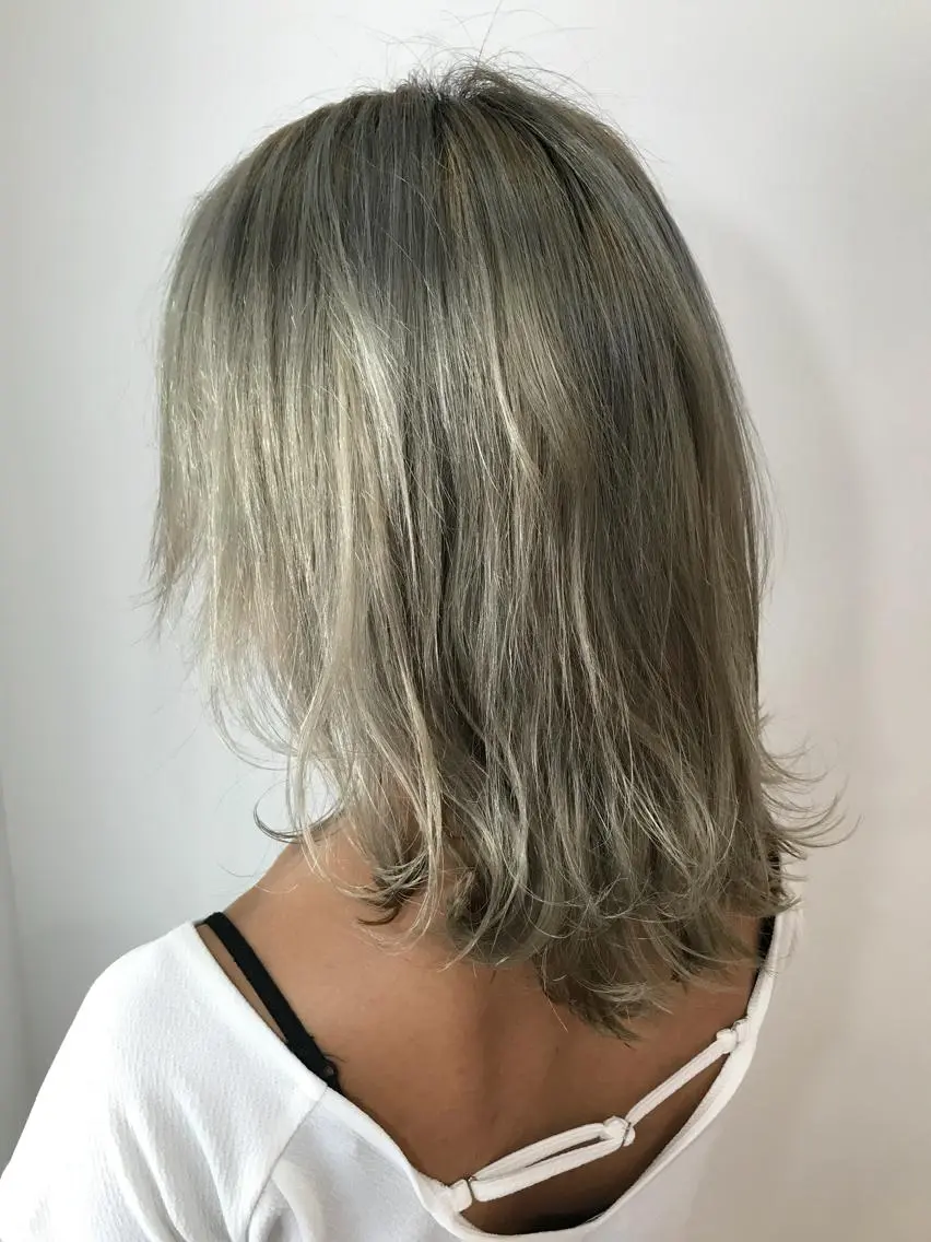 ミディアム カラー グレージュ トリートメント ウルフカット レイヤーカット上柿のヘアスタイル