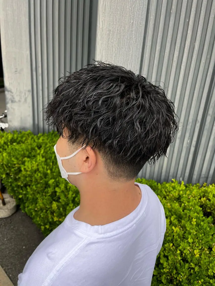 ショート パーマ メンズ フェードカット メンズハイトーン メンズパーマ &CREW スタッフのヘアスタイル