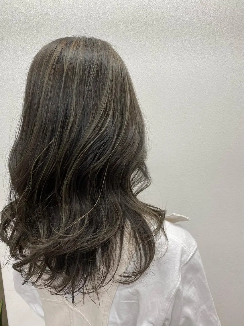 セミロング カラー ヘアカラー AKI💛 すみれのマツエク・マツパデザイン