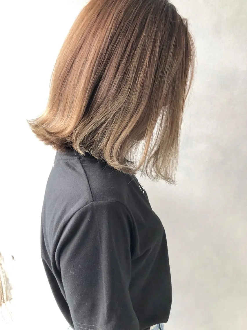ミディアム 外国人風カラー ハイライト 外ハネヘア 小澤大輔 YOLO hairのヘアスタイル