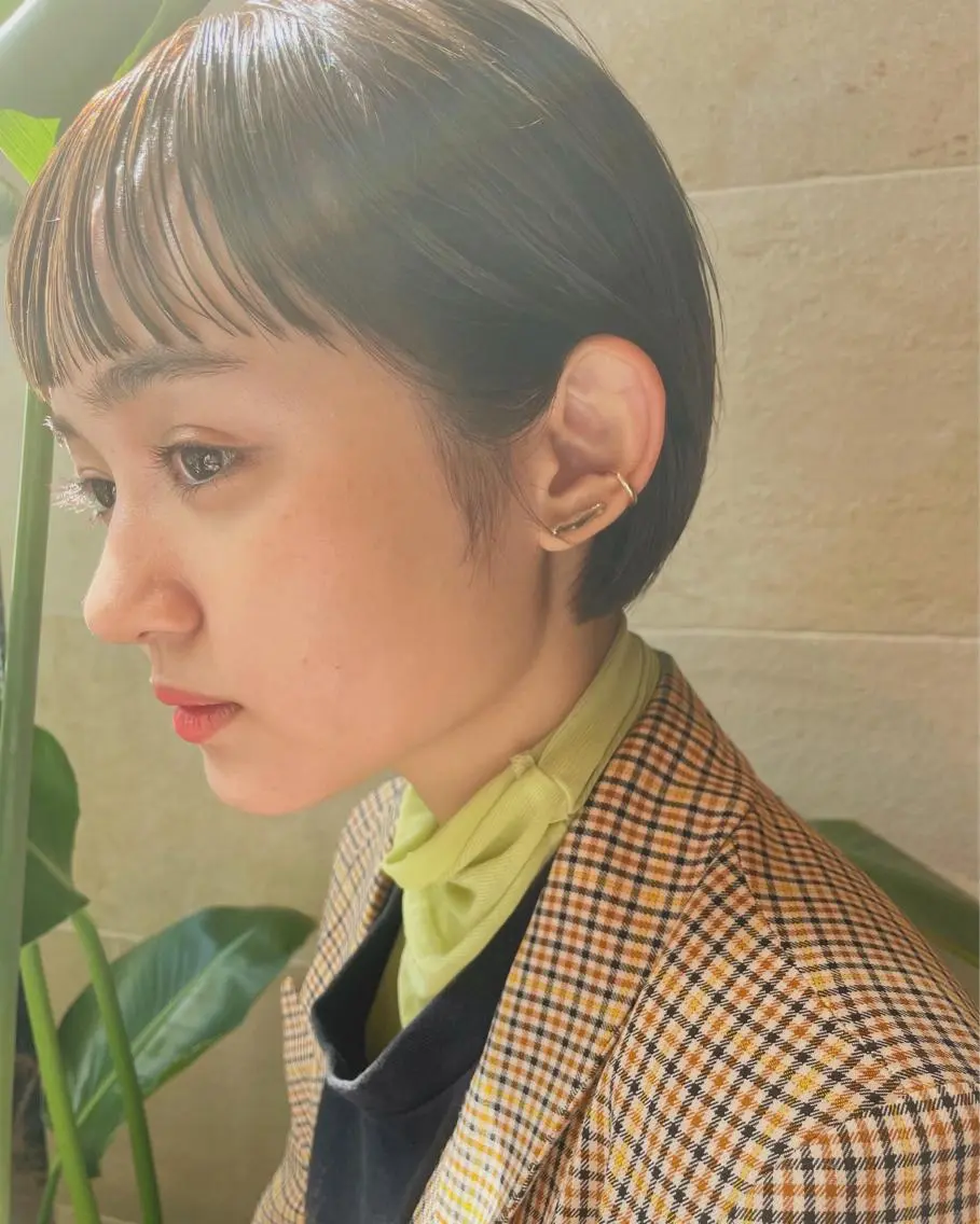 ショート ショートボブ ボブ ショートヘア ワイドバング 白髪ぼかしハイライト 脱白髪染めのヘアスタイル