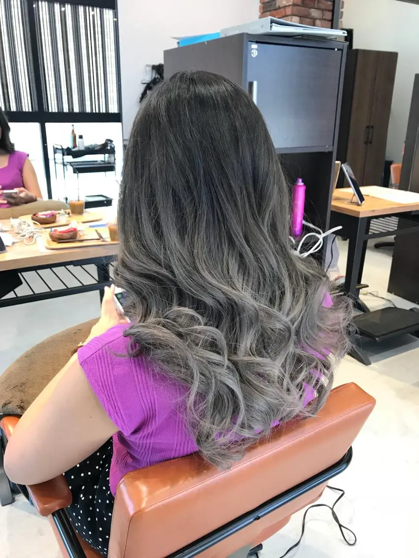 セミロング ヘアカラー HIRO .Nのヘアスタイル