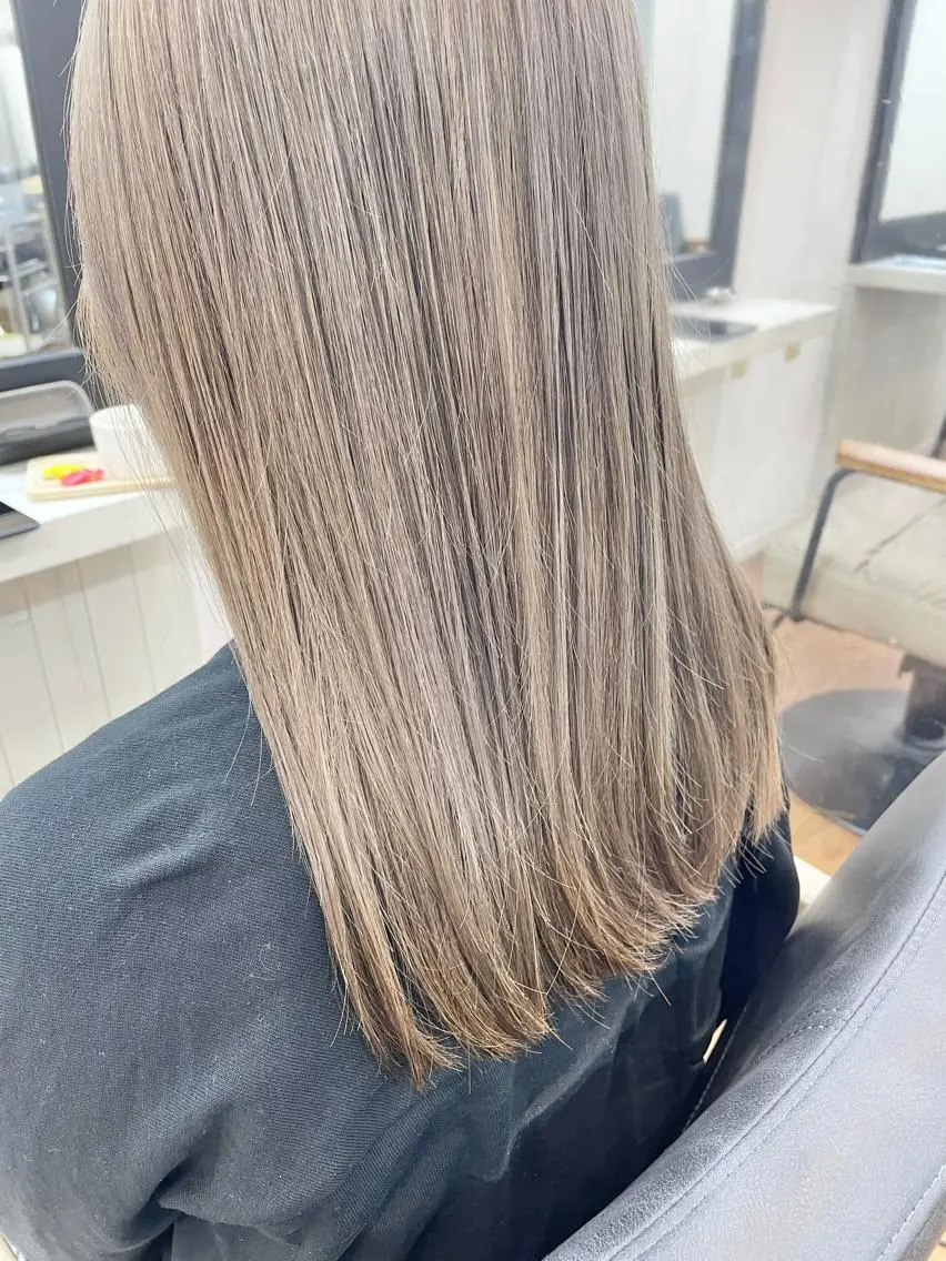 ロング カラー ベージュカラー ブリーチ シアーベージュ 青木 優歩のヘアスタイル