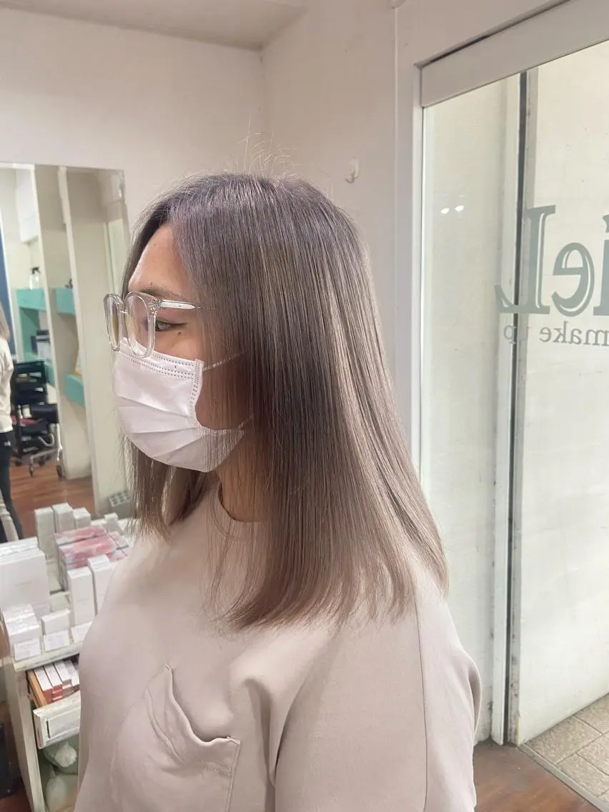 ミディアム カラー シルバー ホワイトシルバー 髪質改善/透明感 カラー/西川奈穂のヘアスタイル