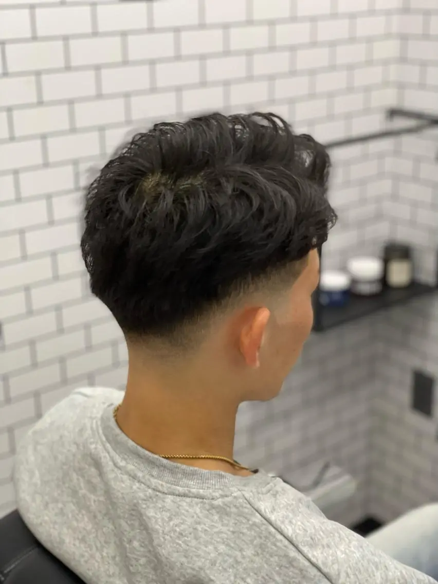 ショート メンズ アップバング センターパート フェードカット メンズパーマ スキンフェード 🔥メンズ特化🔥 谷口力哉のヘアスタイル