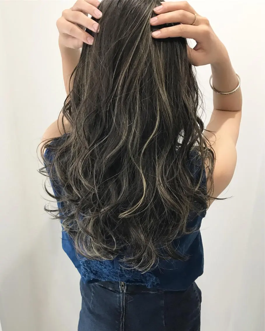 ロング カラー アッシュ アッシュグレー ハイライトカラー ハイライト 若杉 諒のヘアスタイル