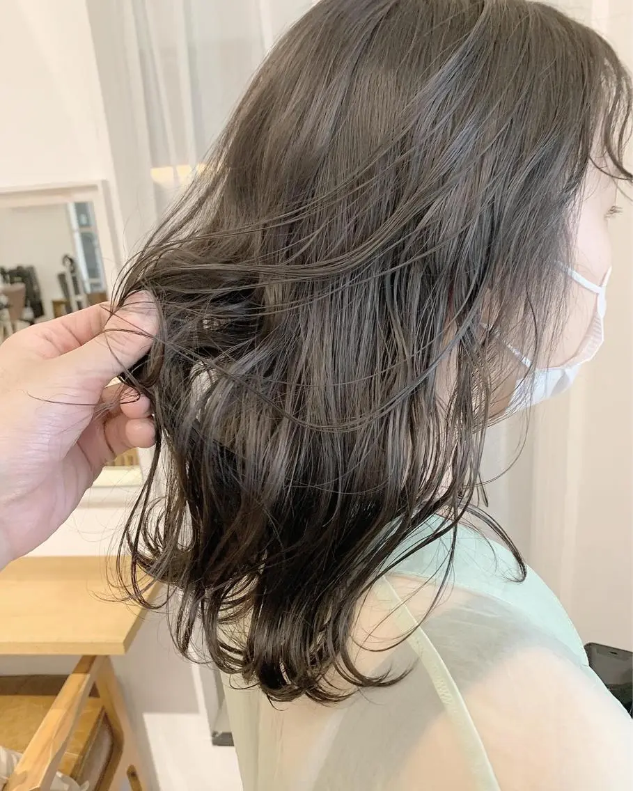 ミディアム カラー ネイル ハイトーンボブ 前田 表参道　グレージュのヘアスタイル
