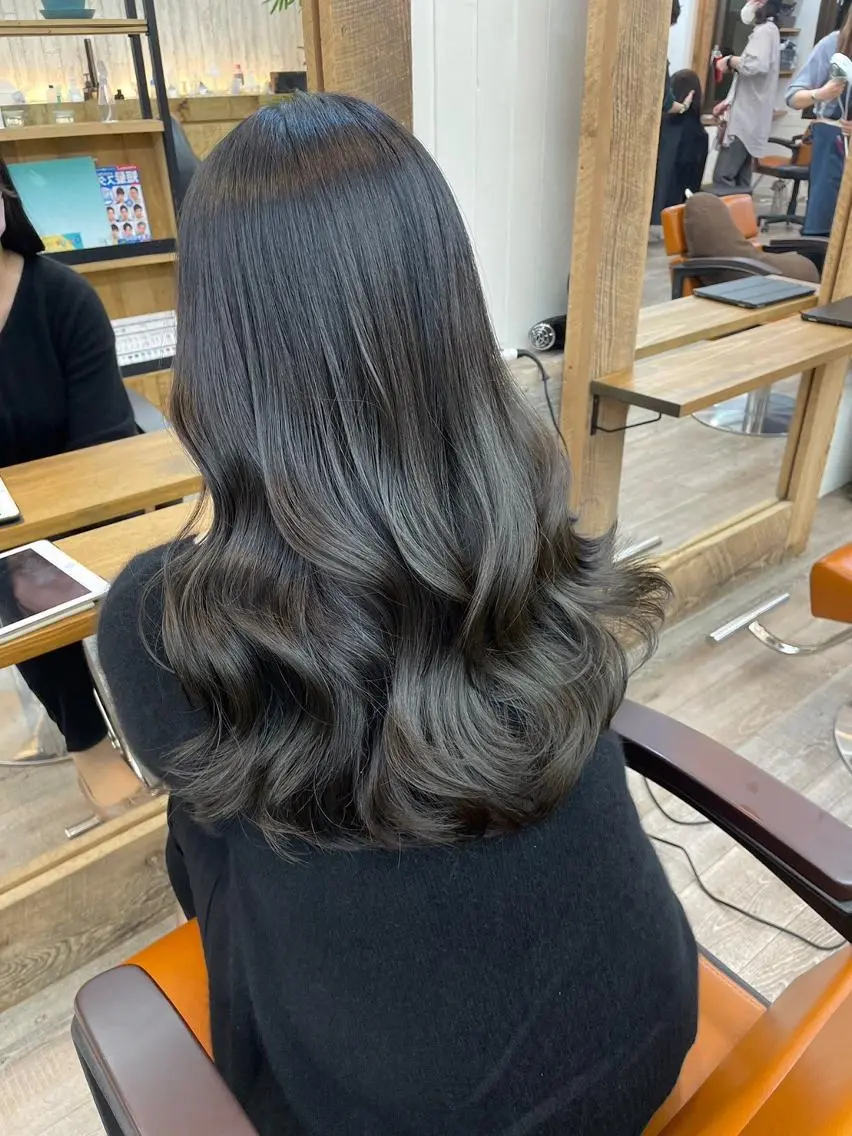 セミロング カラー パーマ ヘアアレンジ アディクシーカラー アッシュ バレイヤージュ ベージュカラー ブリーチ newi grande 横浜店のヘアスタイル