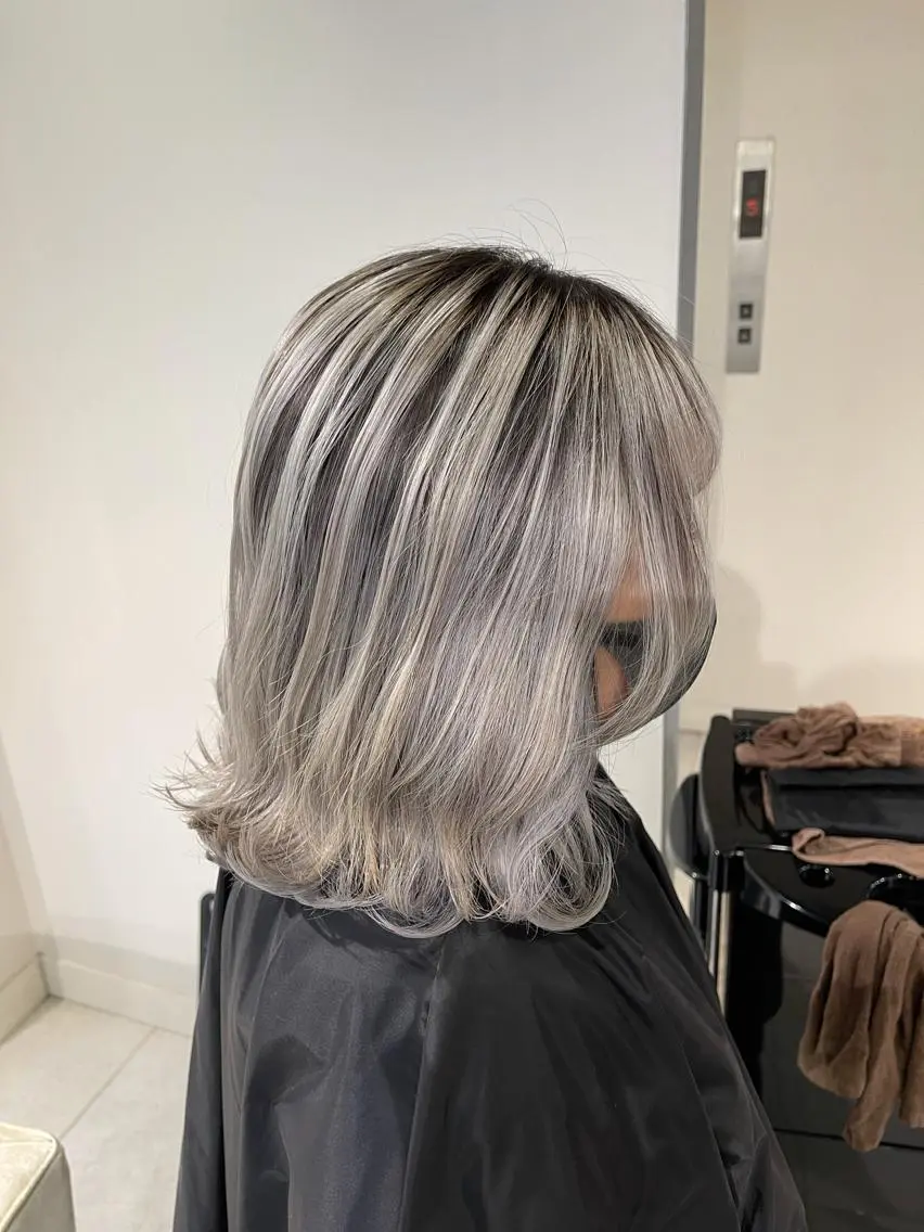 ミディアム シールエクステ くびれヘア エクステ 顔まわりレイヤー 顔周りカット カット ヘアカラー ブリーチ🔥ベージュ /グレー/daikiのヘアスタイル