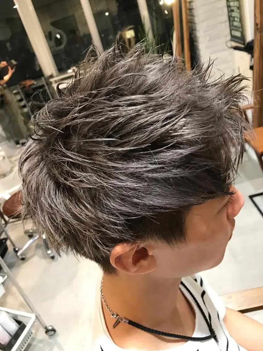 ショート カラー メンズ シルバー 【渋谷で人気】艶髪× 髪質改善/ツヤカラーのヘアスタイル