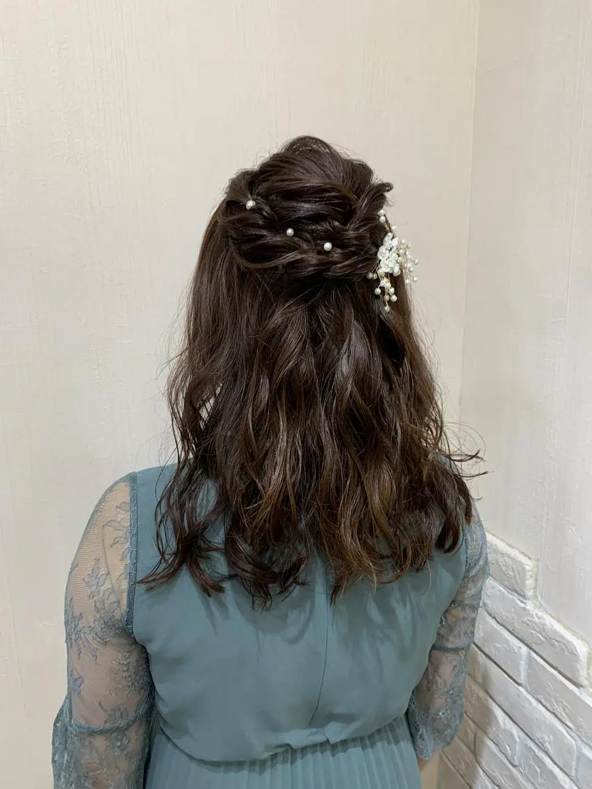 ミディアム ヘアアレンジ ハーフアップ 結婚式・ブライダル ヘアセット きむえり/髪質改善 /うねり広がり改善のヘアスタイル