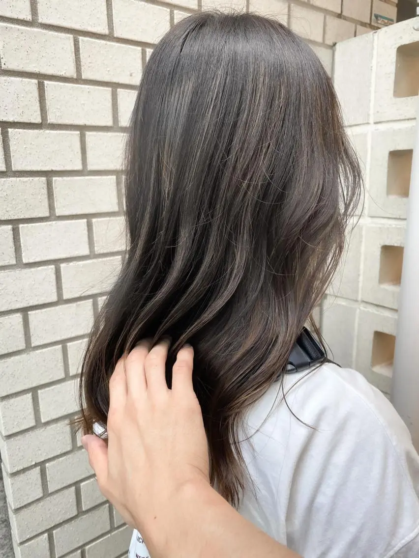 セミロング ブリーチなしカラー/ 顔周りレイヤーカットのヘアスタイル