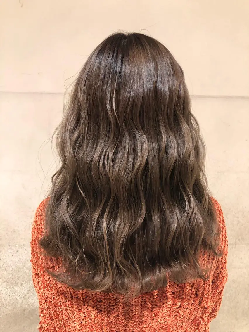 セミロング カラー ブリーチ グレージュ ミルクティーグレージュ カット ヘアカラー 吉村 絢乃のヘアスタイル