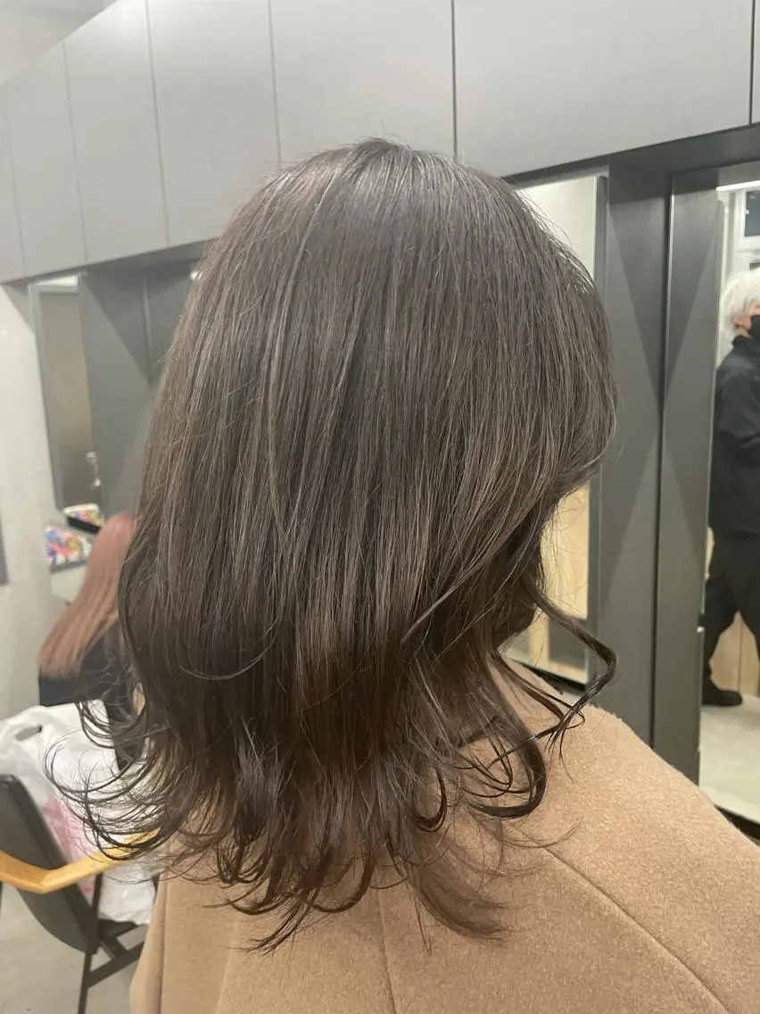 ミディアム カラー ブリーチ グレージュ ブリーチなしカラー ヘアカラー インナーカラー 推し ブリーチ 髪質改善のヘアスタイル