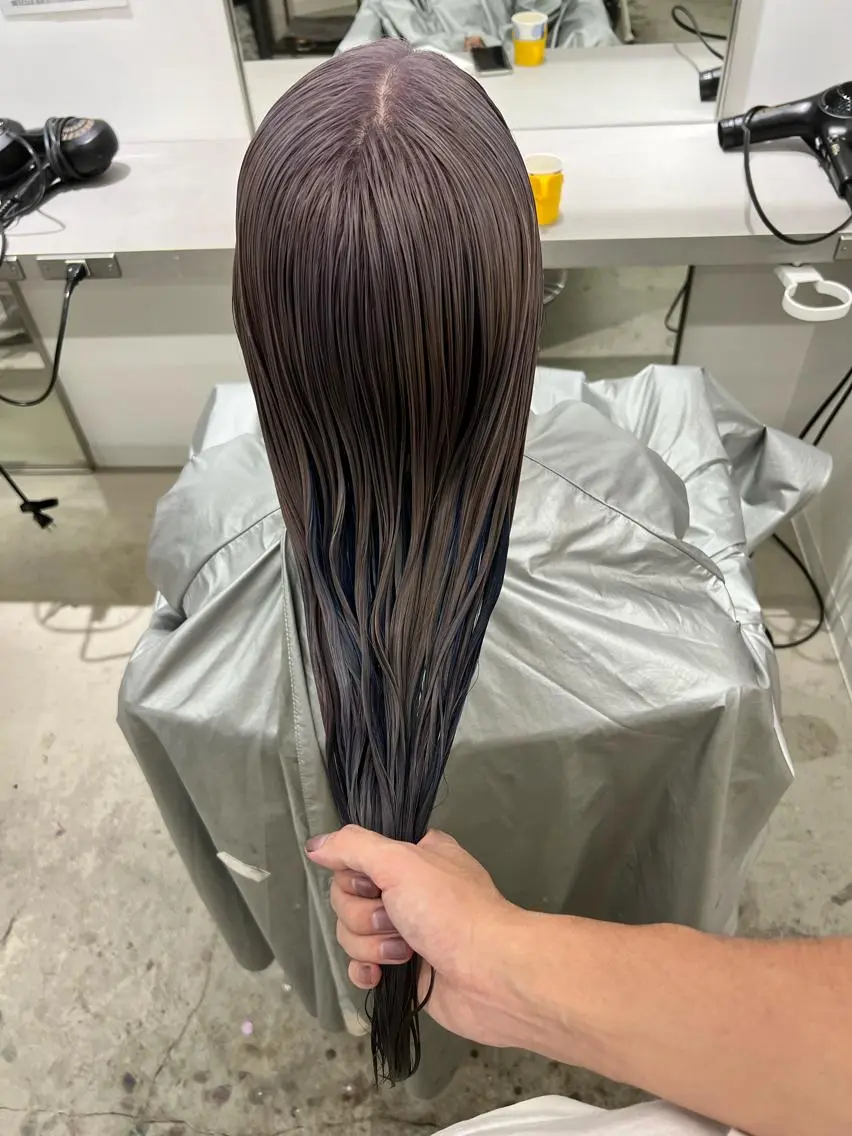 ロング カラー ベージュカラー ブリーチ ネイビーカラー ホワイトベージュ ヘアカラー 【副店長】DAYS 2nd 久木山湧也のヘアスタイル