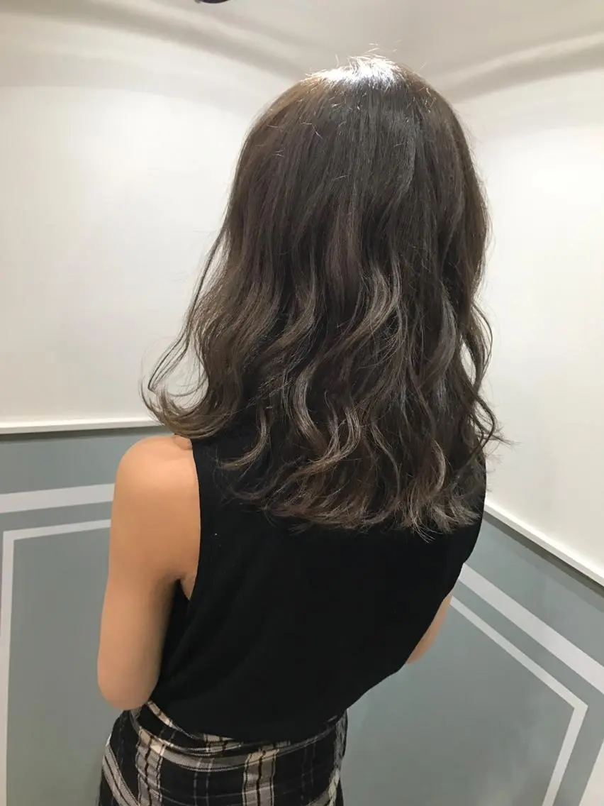 セミロング カラー ヤマナカ エリカのヘアスタイル