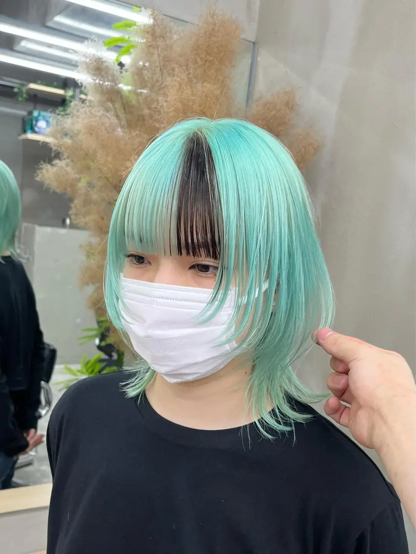 ミディアム イツク ⚡️ ルーツ/ハイトーンのヘアスタイル
