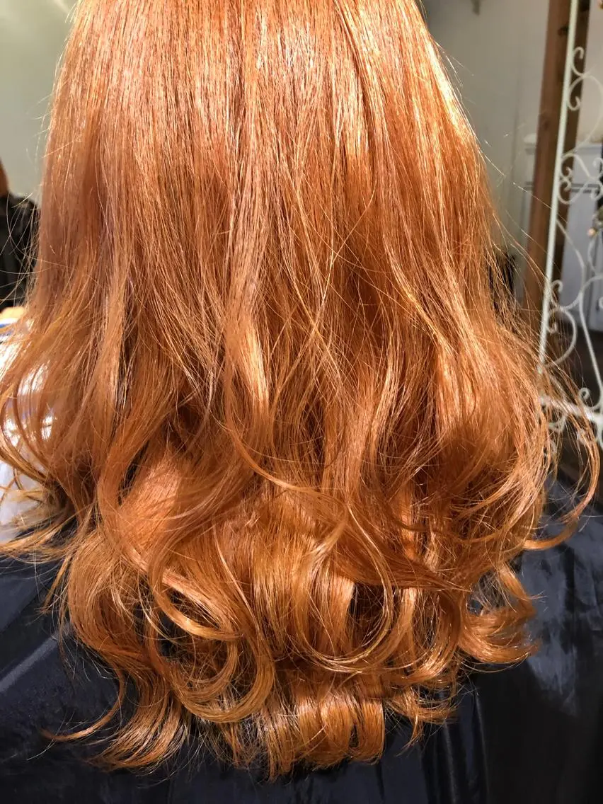 セミロング カラー ブリーチ ケアブリーチ ダブルカラー オレンジ インナーカラー 推し ブリーチ  髪質改善のヘアスタイル