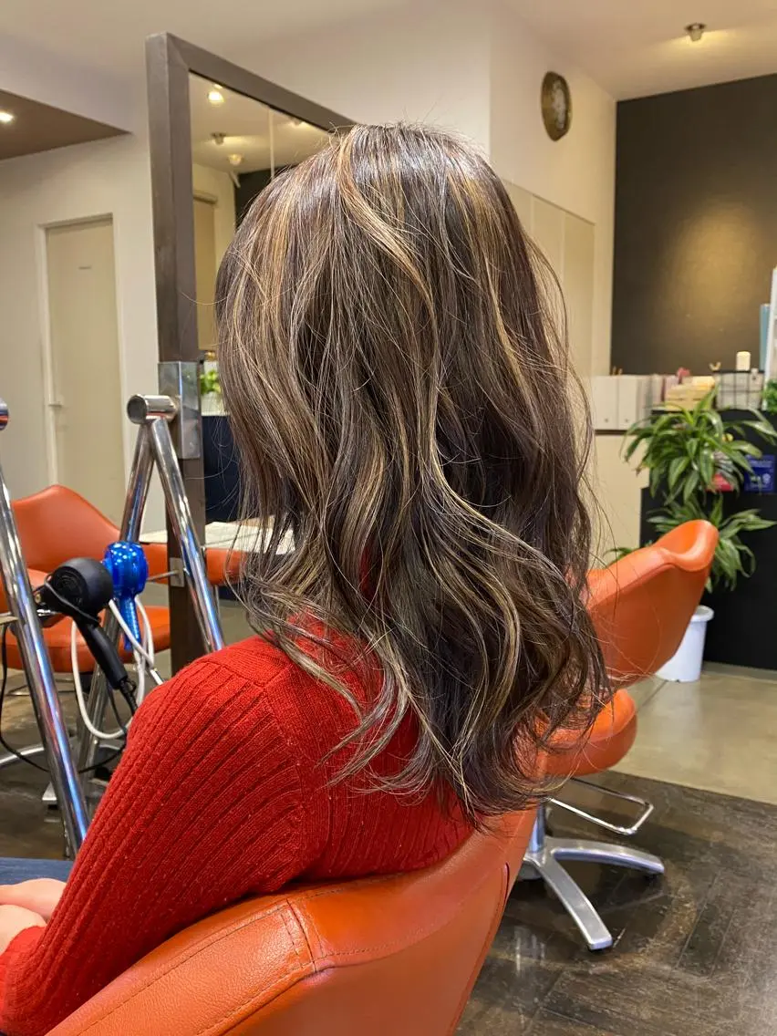 セミロング カラー グレージュ ハイライトカラー 外国人風カラー ハイライト カット ヘアカラー トリートメント デザインカラー🌈 高木リョウのヘアスタイル